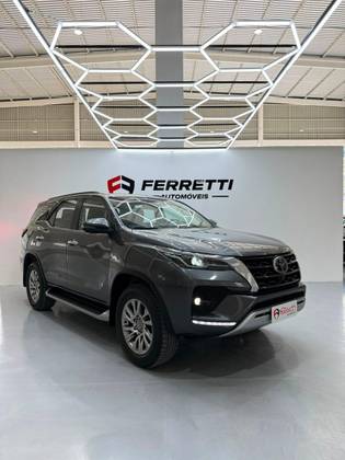 TOYOTA HILUX SW4 2.8 D-4D TURBO DIESEL SRX 7L 4X4 AUTOMÁTICO TOYOTA HILUX SW4 2.8 D-4D TURBO DIESEL SRX 7L 4X4 AUTOMÁTICO